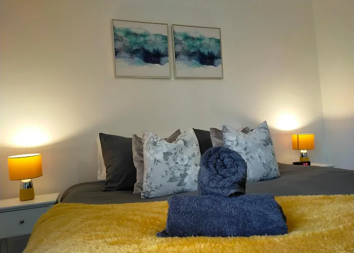 Newly Renovated 3 Bedroom House, 6 Beds With 2 Showers, Near University Town Centre