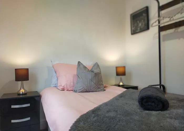 Newly Renovated 3 Bedroom House, 6 Beds With 2 Showers, Near University Town Centre