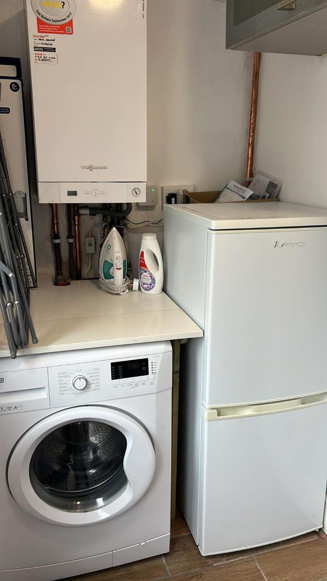 Newly Renovated 3 Bedroom House, 6 Beds With 2 Showers, Near Town Centre Holiday home