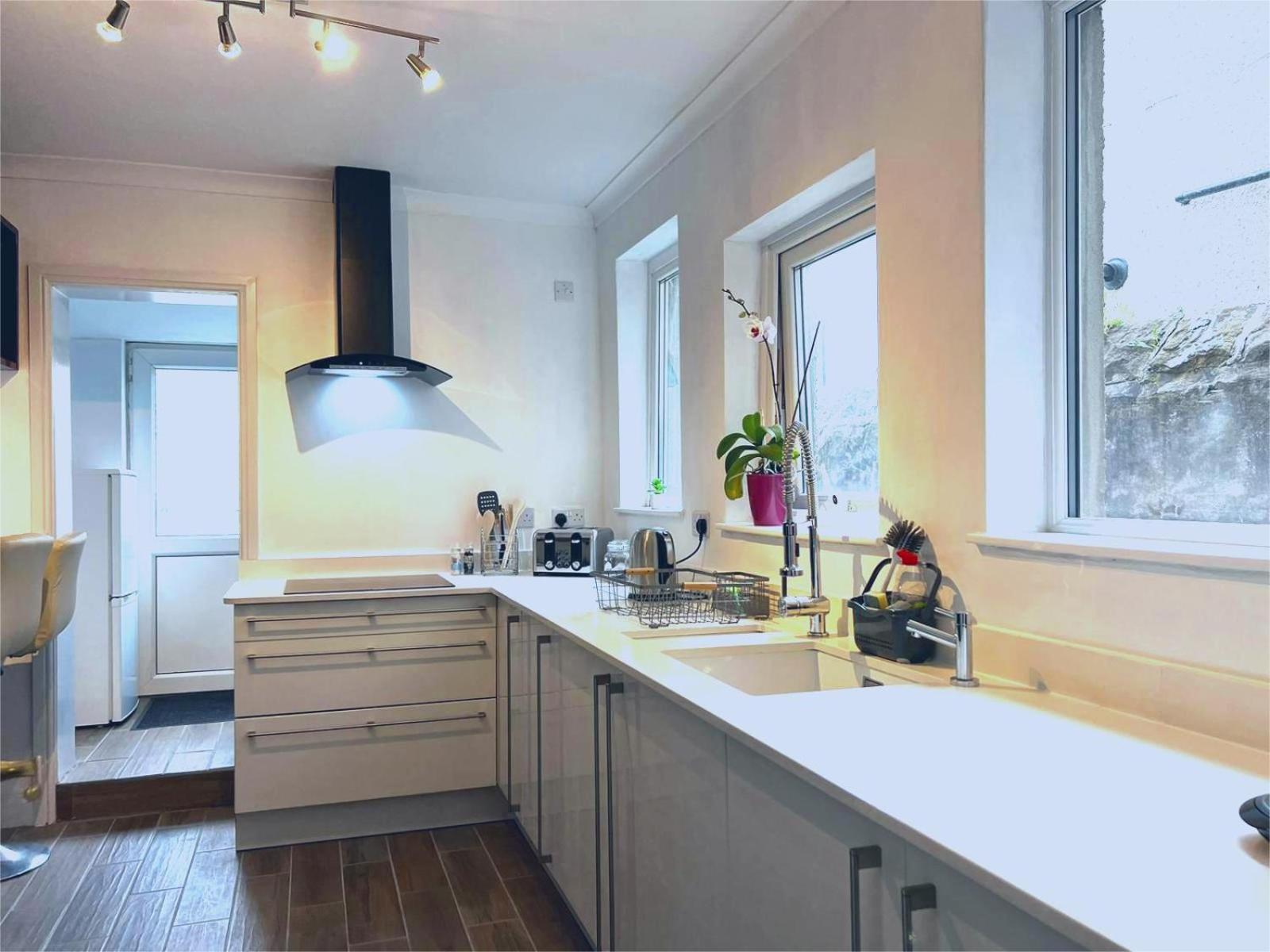 Newly Renovated 3 Bedroom House, 6 Beds With 2 Showers, Near Town Centre