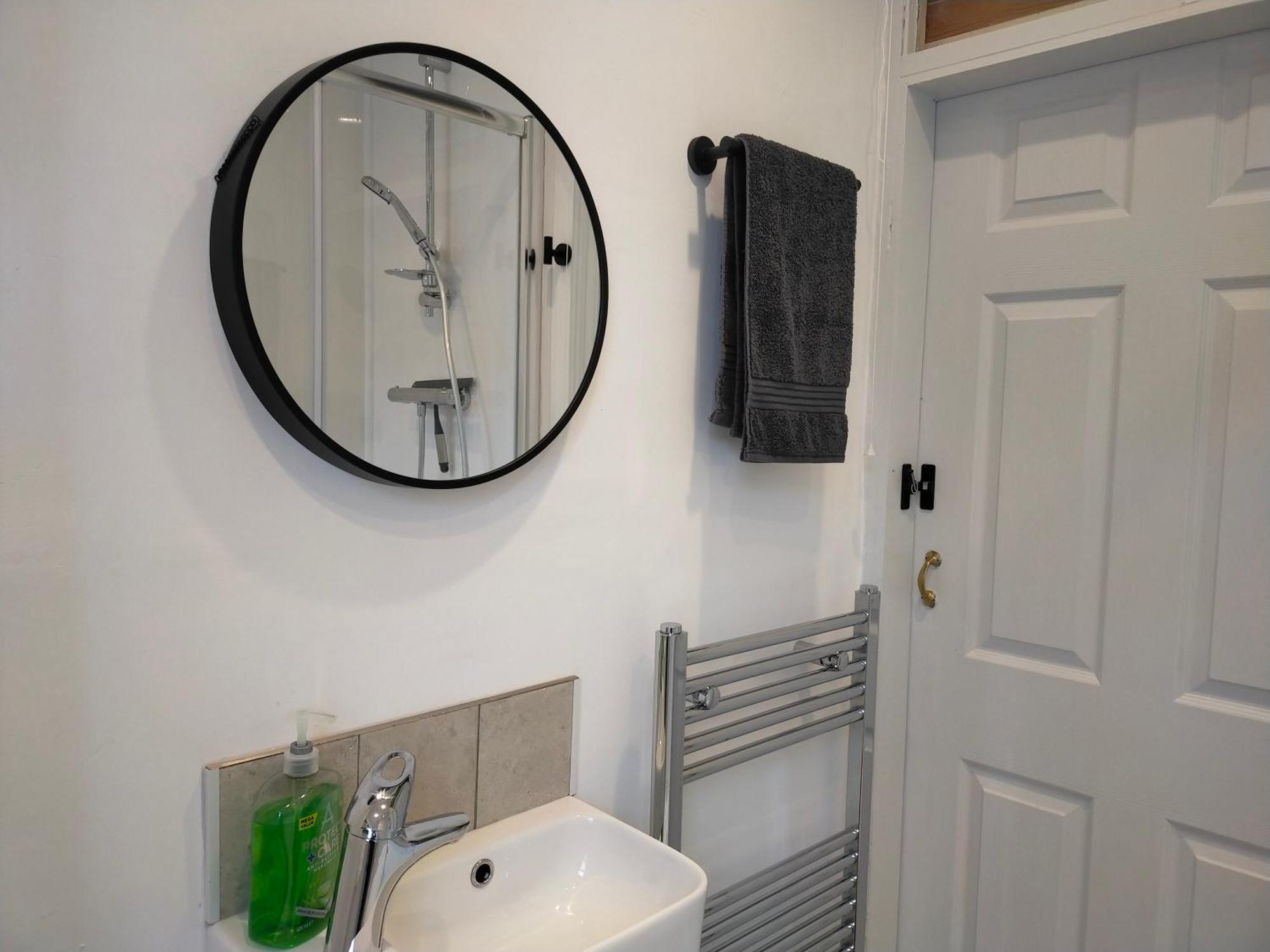 Newly Renovated 3 Bedroom House, 6 Beds With 2 Showers, Near Town Centre *