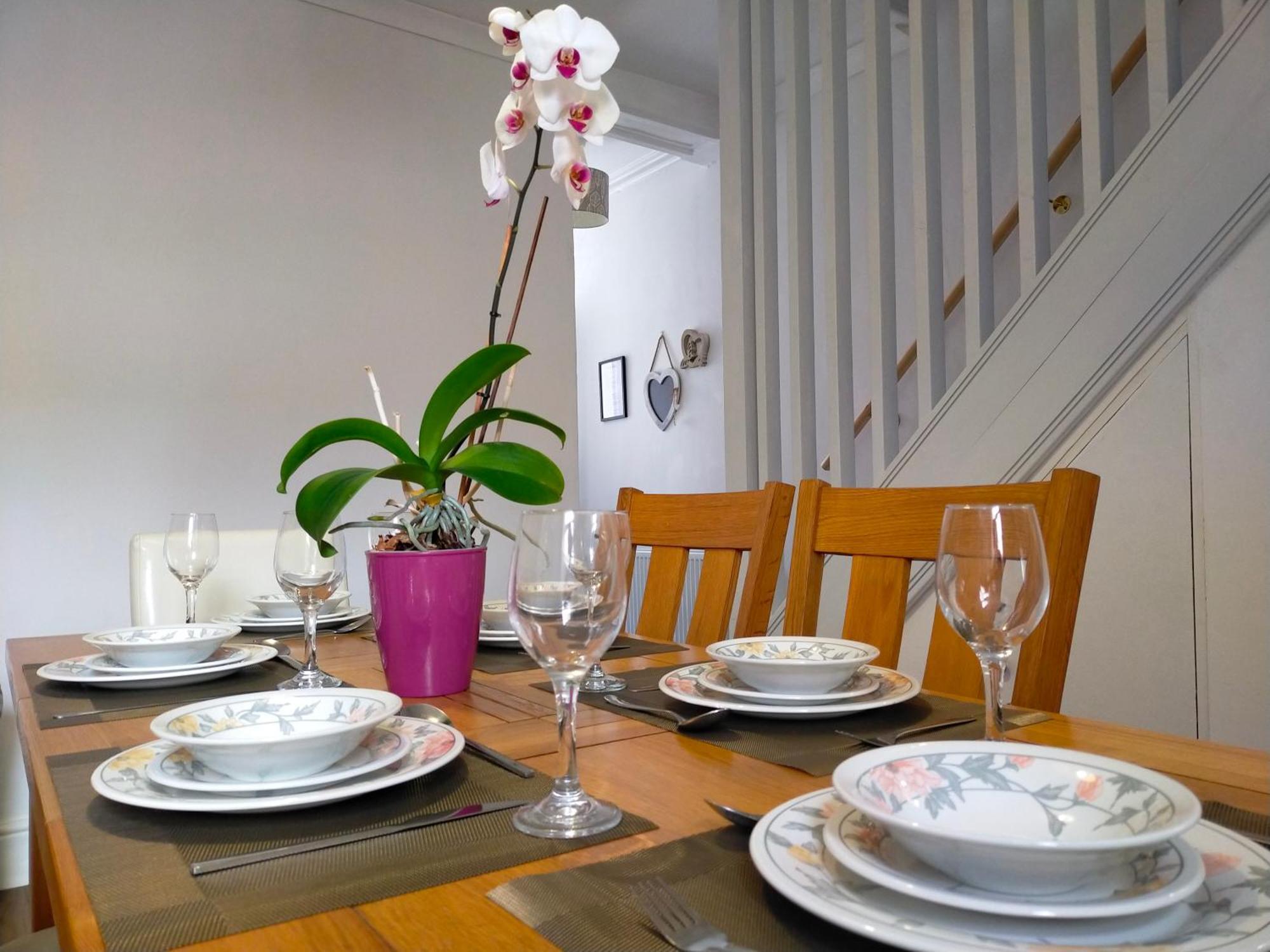 Newly Renovated 3 Bedroom House, 6 Beds With 2 Showers, Near Town Centre * Lancaster
