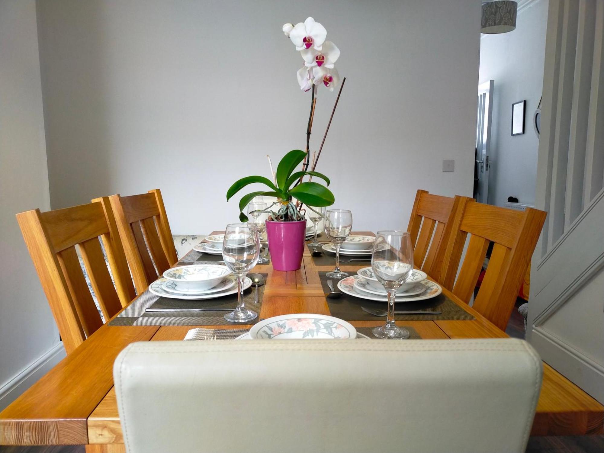 Newly Renovated 3 Bedroom House, 6 Beds With 2 Showers, Near Town Centre Holiday home *