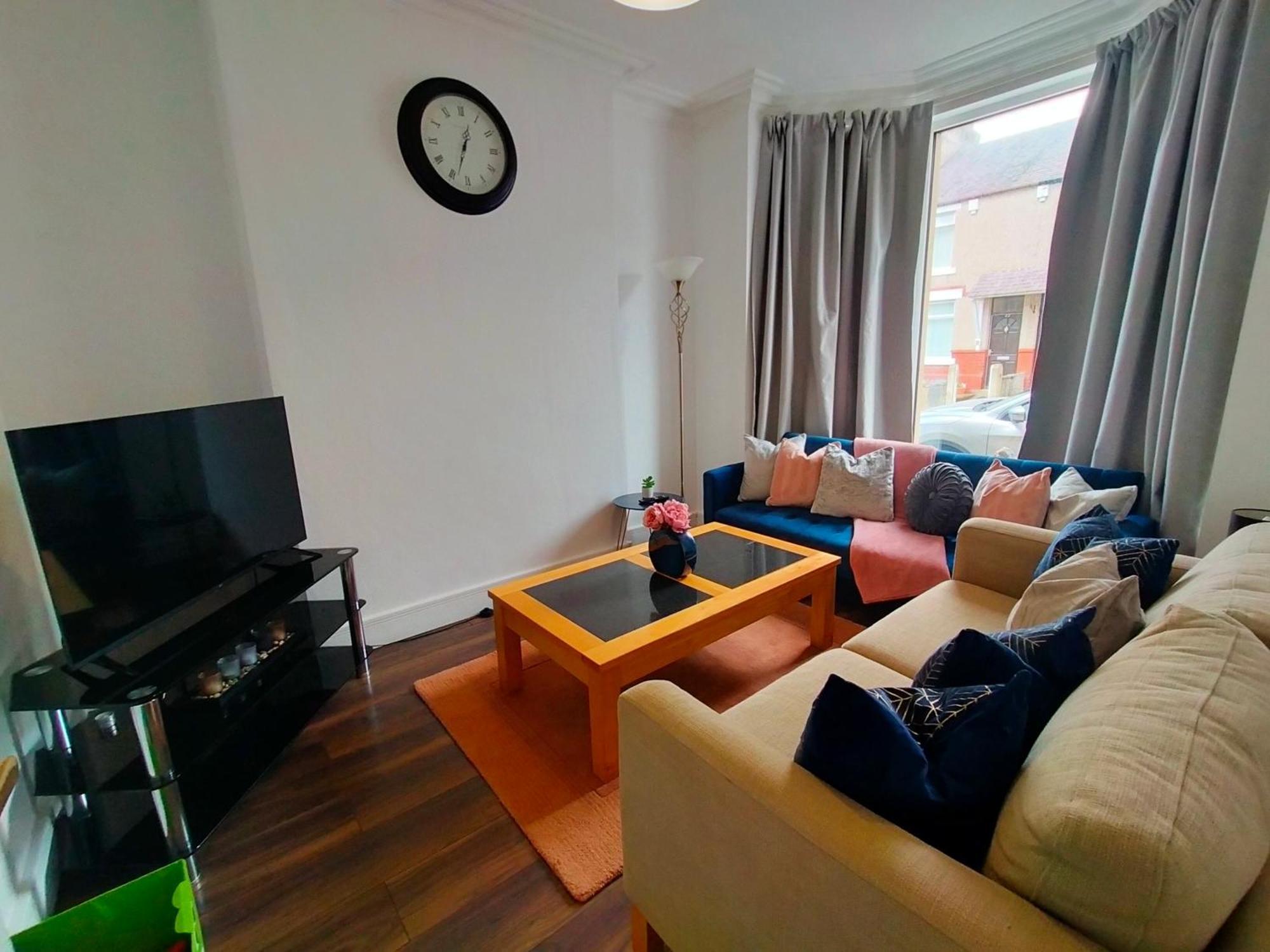 Newly Renovated 3 Bedroom House, 6 Beds With 2 Showers, Near Town Centre *