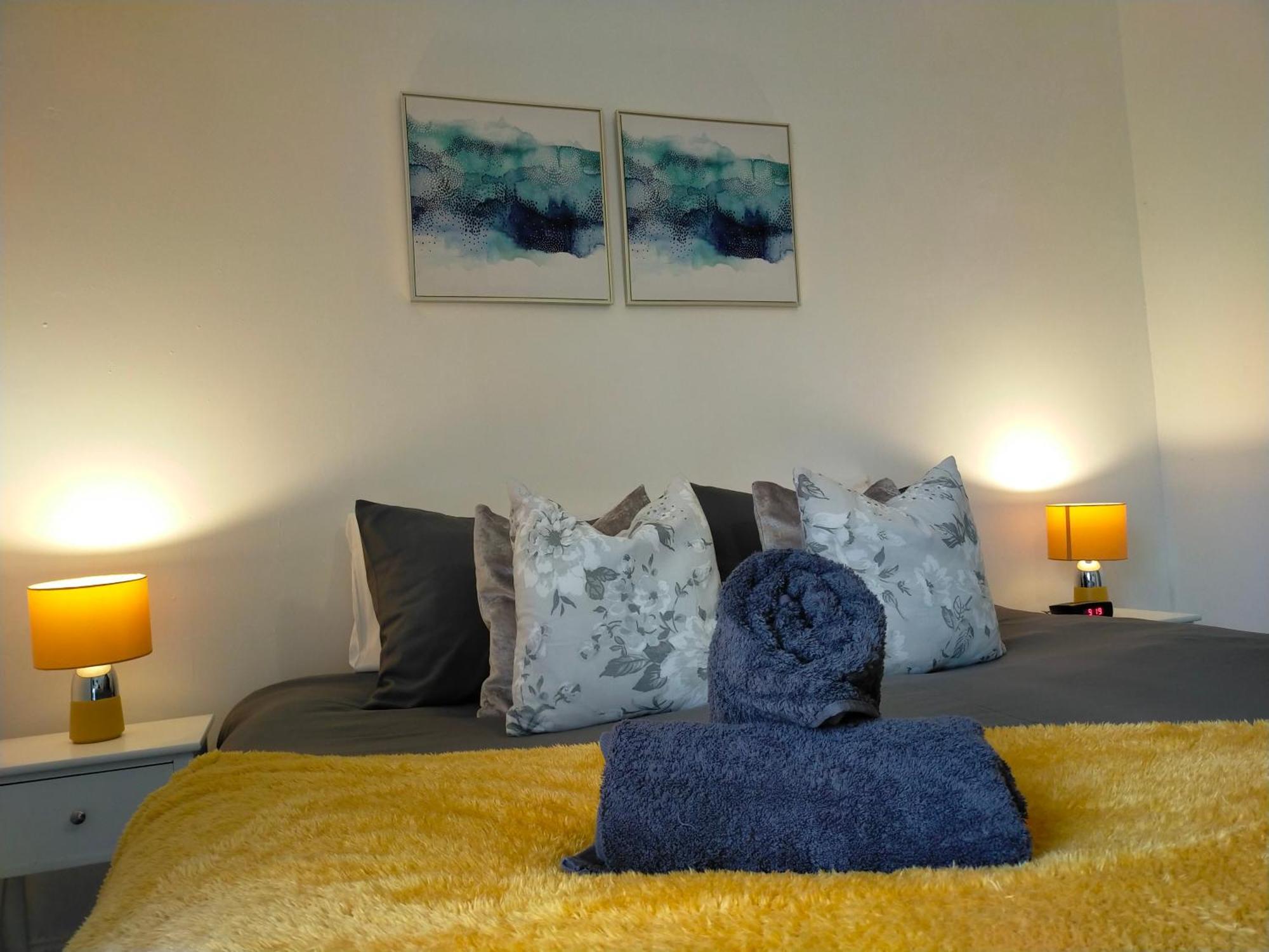 Holiday home Newly Renovated 3 Bedroom House, 6 Beds With 2 Showers, Near Town Centre *