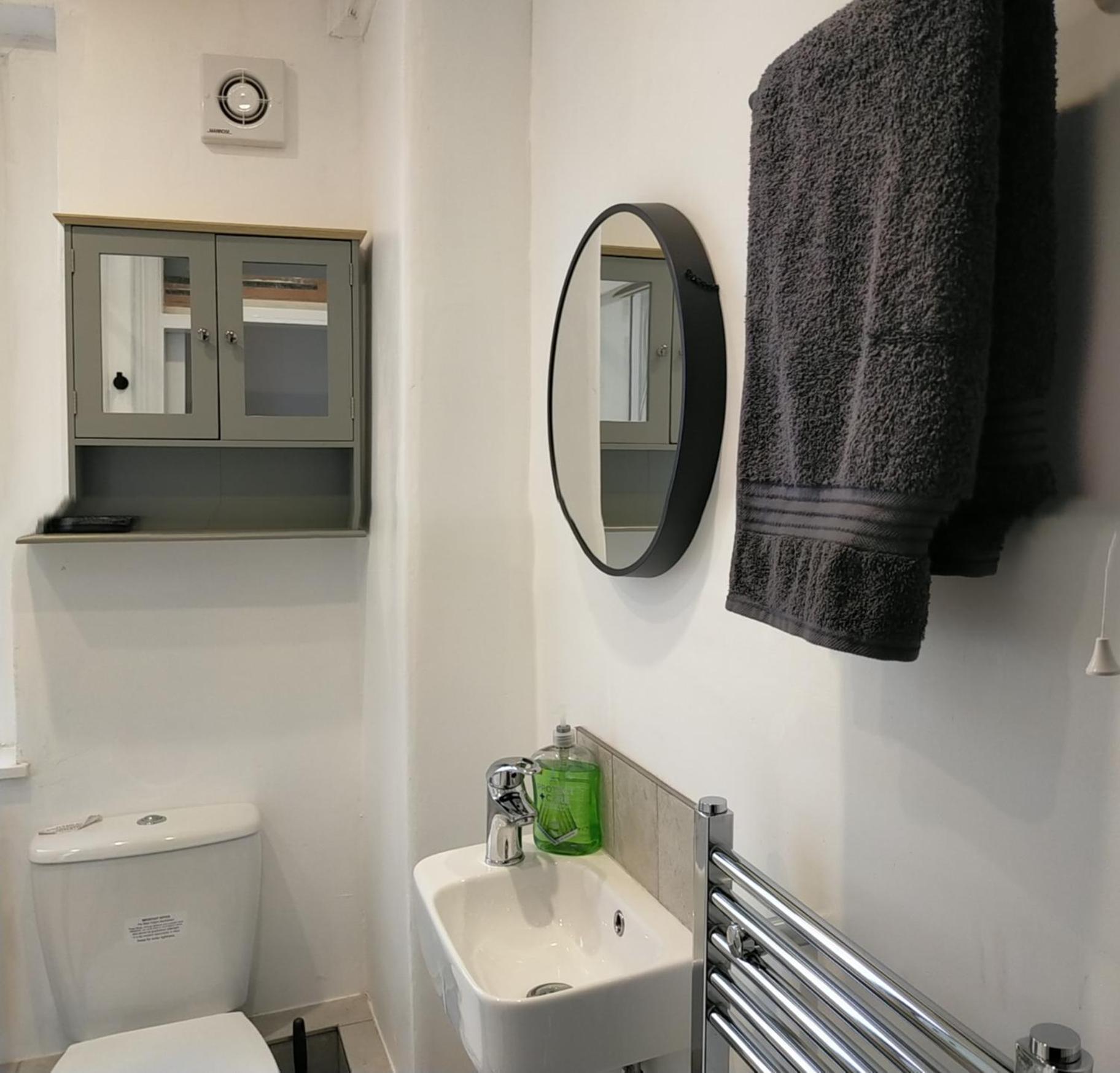 Newly Renovated 3 Bedroom House, 6 Beds With 2 Showers, Near Town Centre Holiday home *