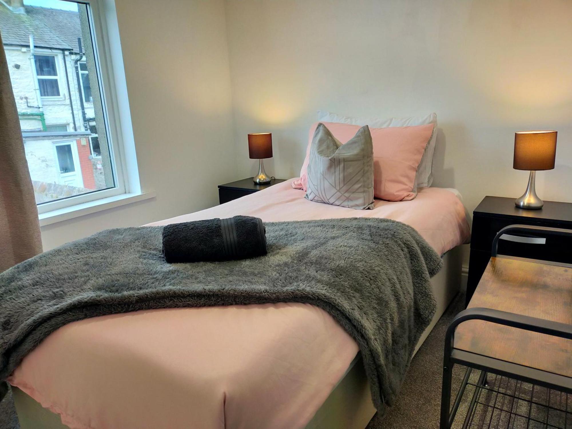 Newly Renovated 3 Bedroom House, 6 Beds With 2 Showers, Near Town Centre * Lancaster