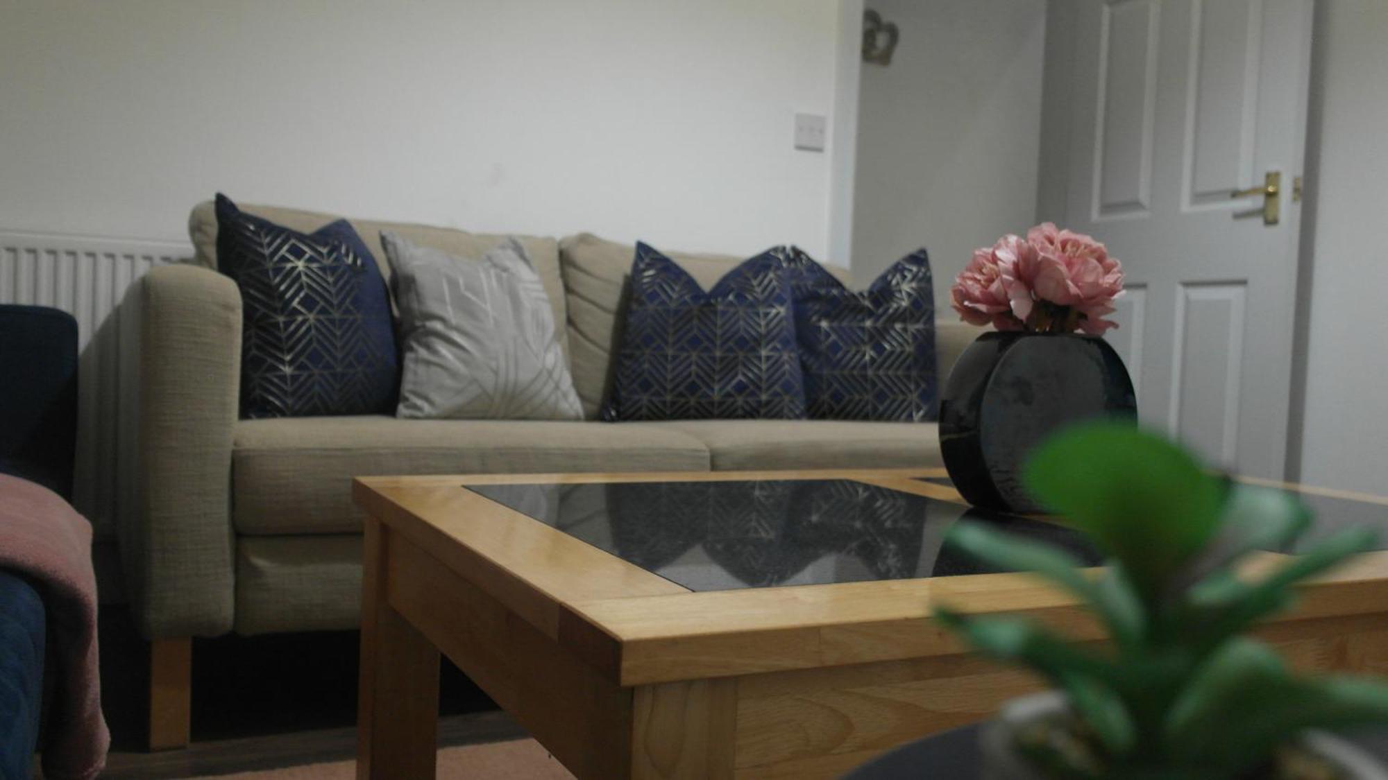 Newly Renovated 3 Bedroom House, 6 Beds With 2 Showers, Near Town Centre