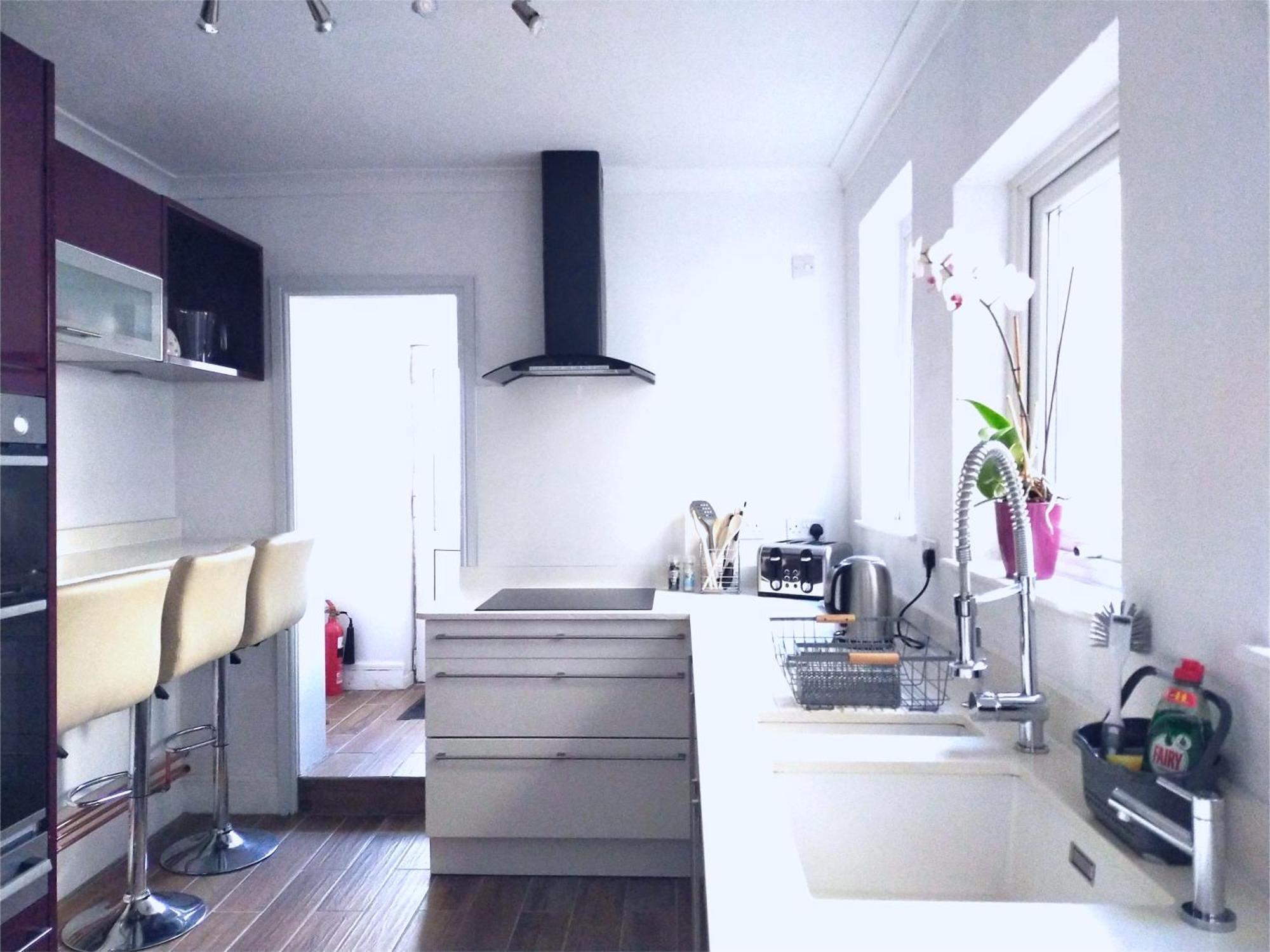 Holiday home Newly Renovated 3 Bedroom House, 6 Beds With 2 Showers, Near Town Centre *