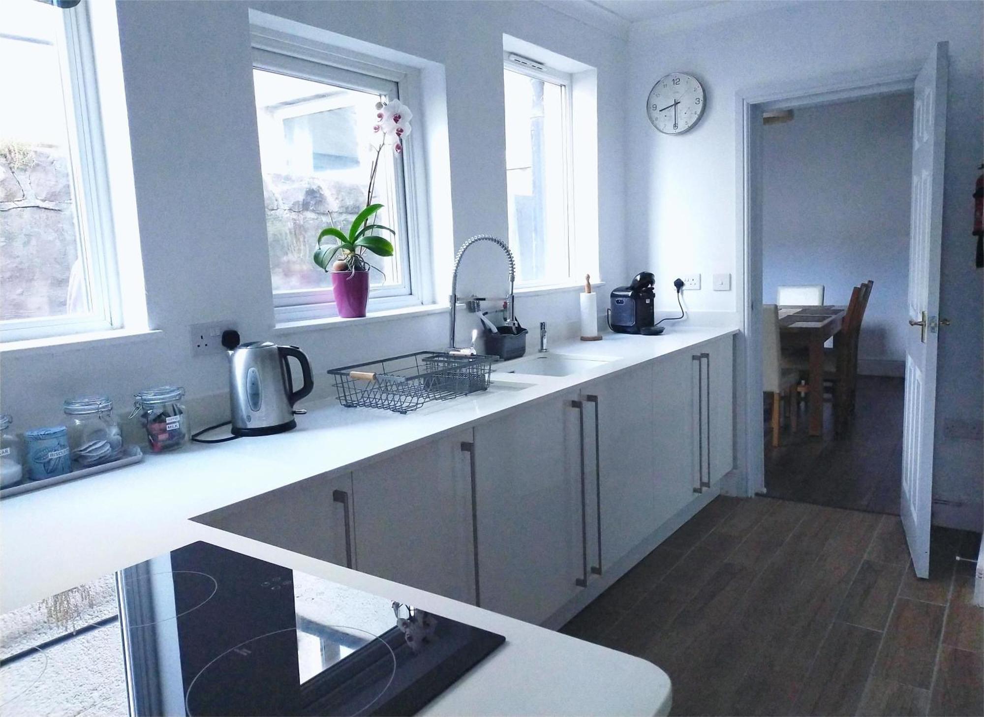 Newly Renovated 3 Bedroom House, 6 Beds With 2 Showers, Near Town Centre Holiday home *