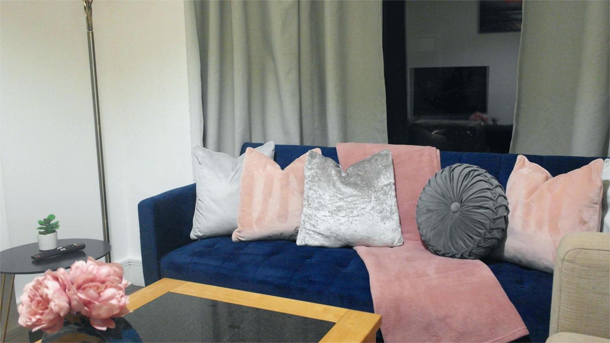 Newly Renovated 3 Bedroom House, 6 Beds With 2 Showers, Near Town Centre