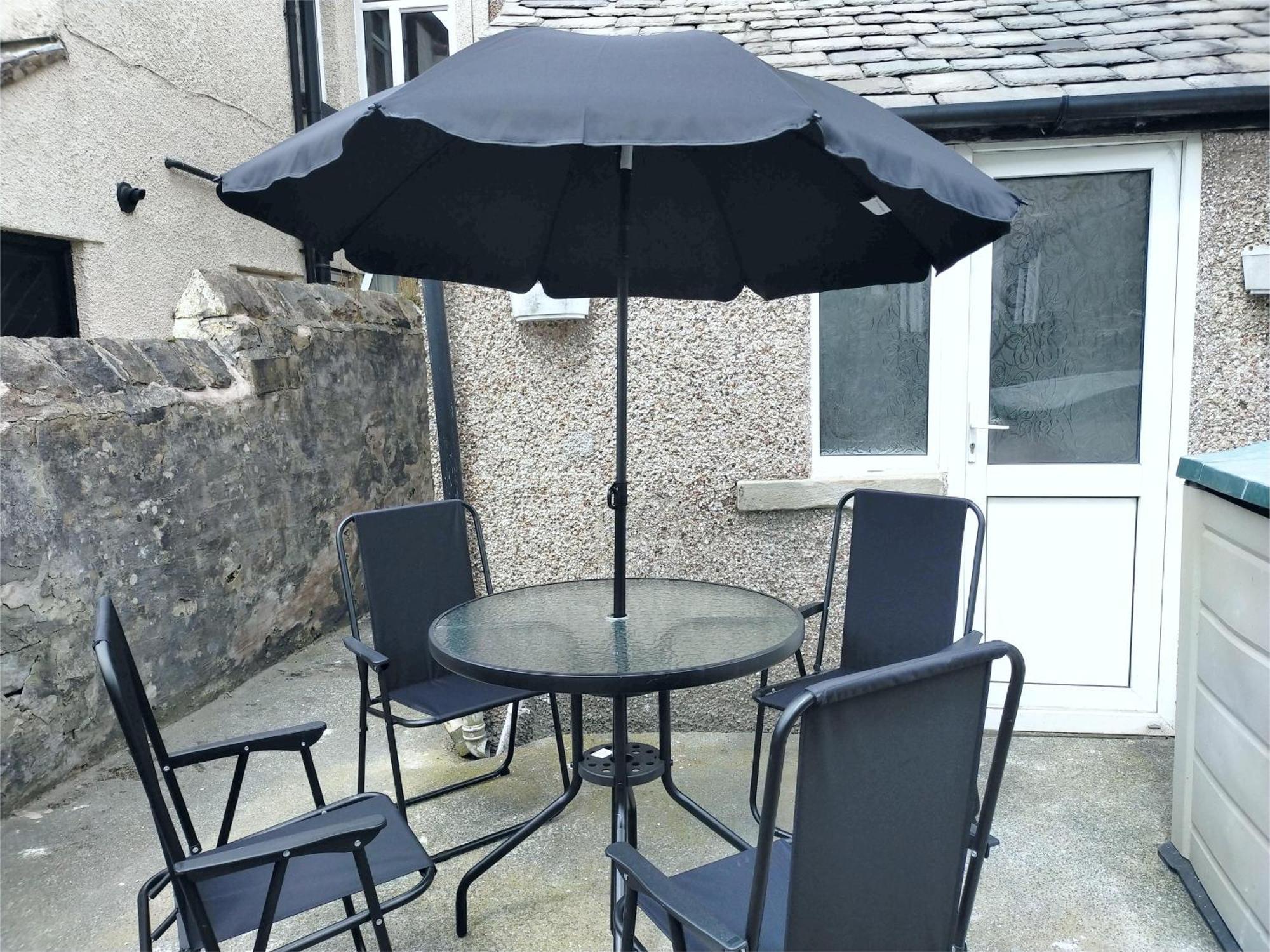 Newly Renovated 3 Bedroom House, 6 Beds With 2 Showers, Near Town Centre