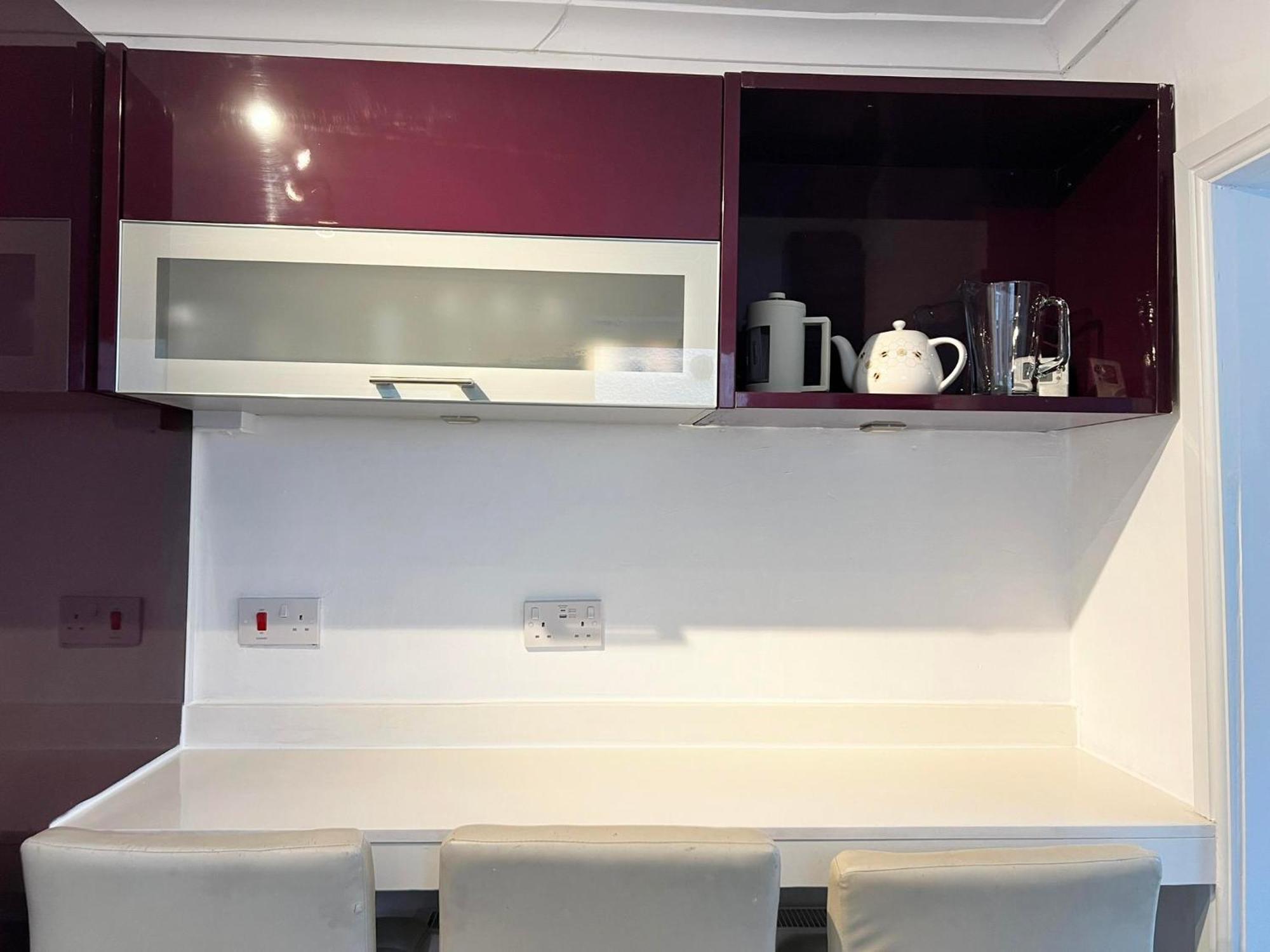 Newly Renovated 3 Bedroom House, 6 Beds With 2 Showers, Near Town Centre