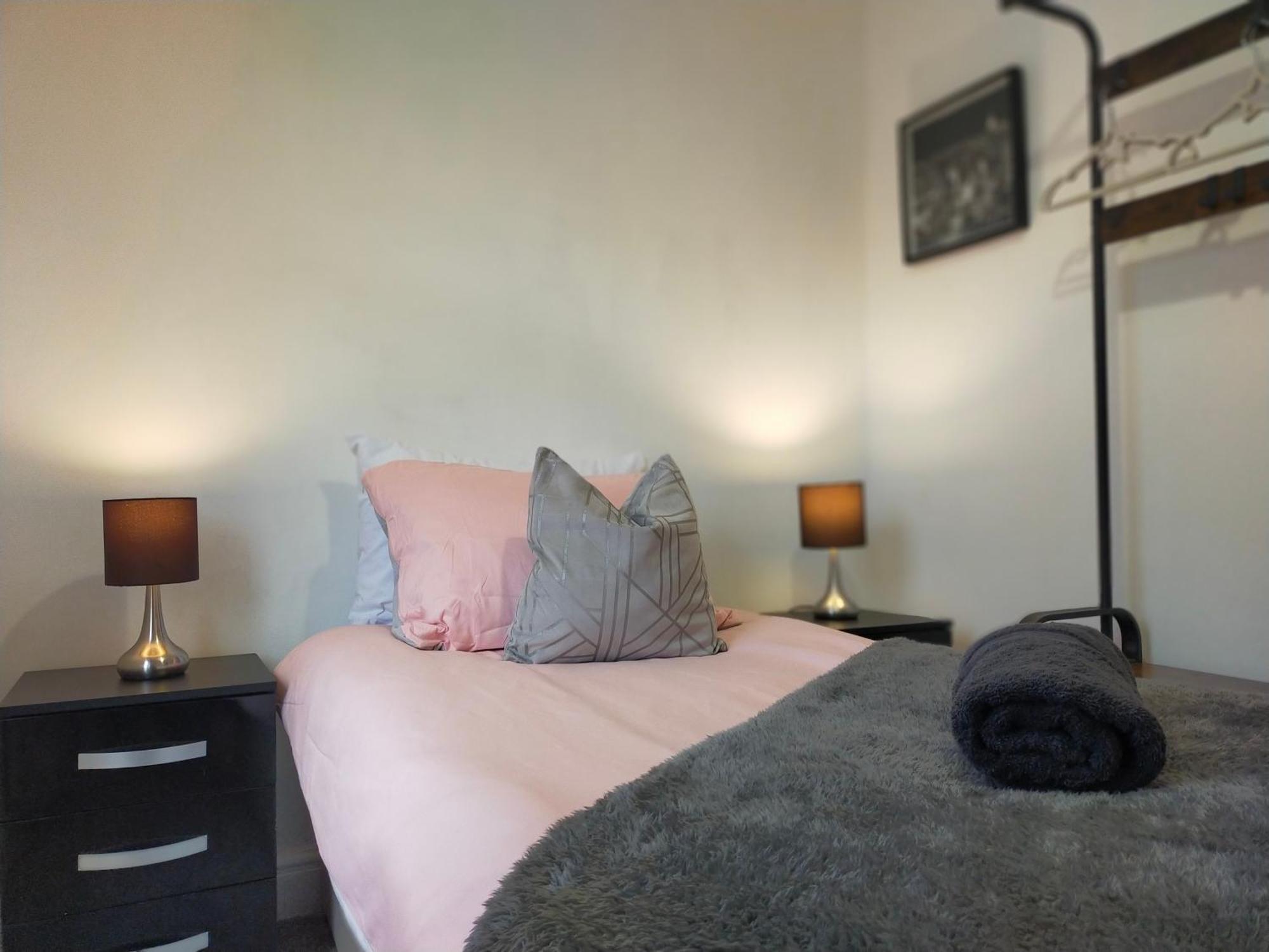 Newly Renovated 3 Bedroom House, 6 Beds With 2 Showers, Near Town Centre Holiday home