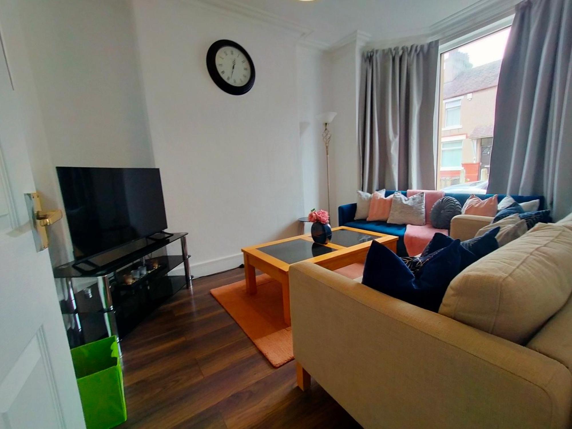 Сasa de vacaciones Newly Renovated 3 Bedroom House, 6 Beds With 2 Showers, Near Town Centre Lancaster