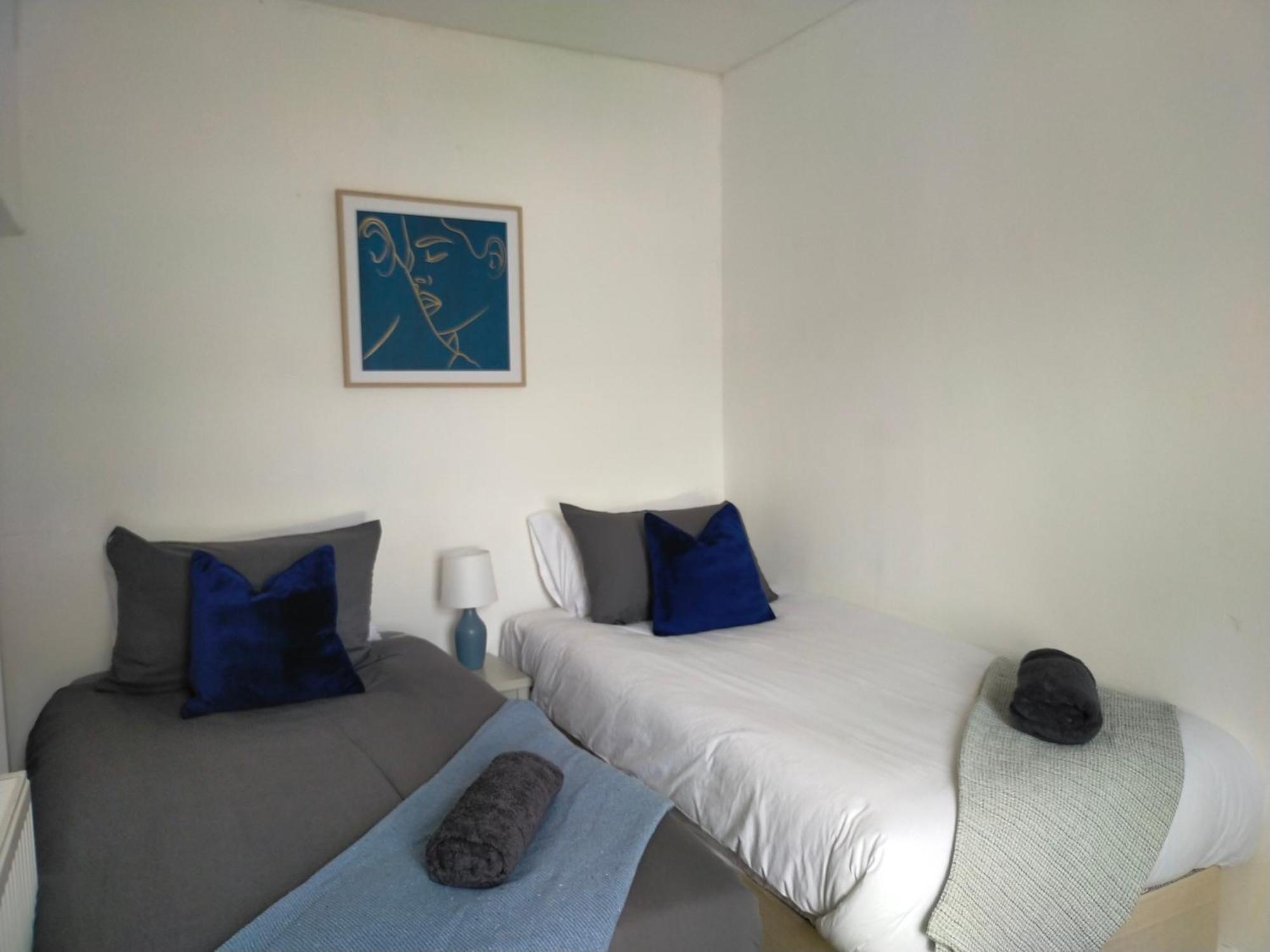 Сasa de vacaciones Newly Renovated 3 Bedroom House, 6 Beds With 2 Showers, Near Town Centre *