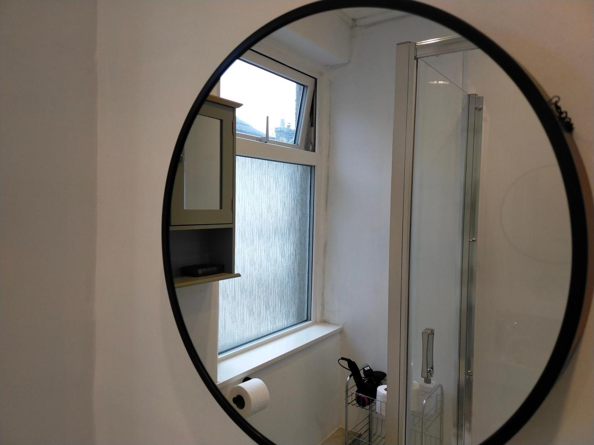 Newly Renovated 3 Bedroom House, 6 Beds With 2 Showers, Near Town Centre