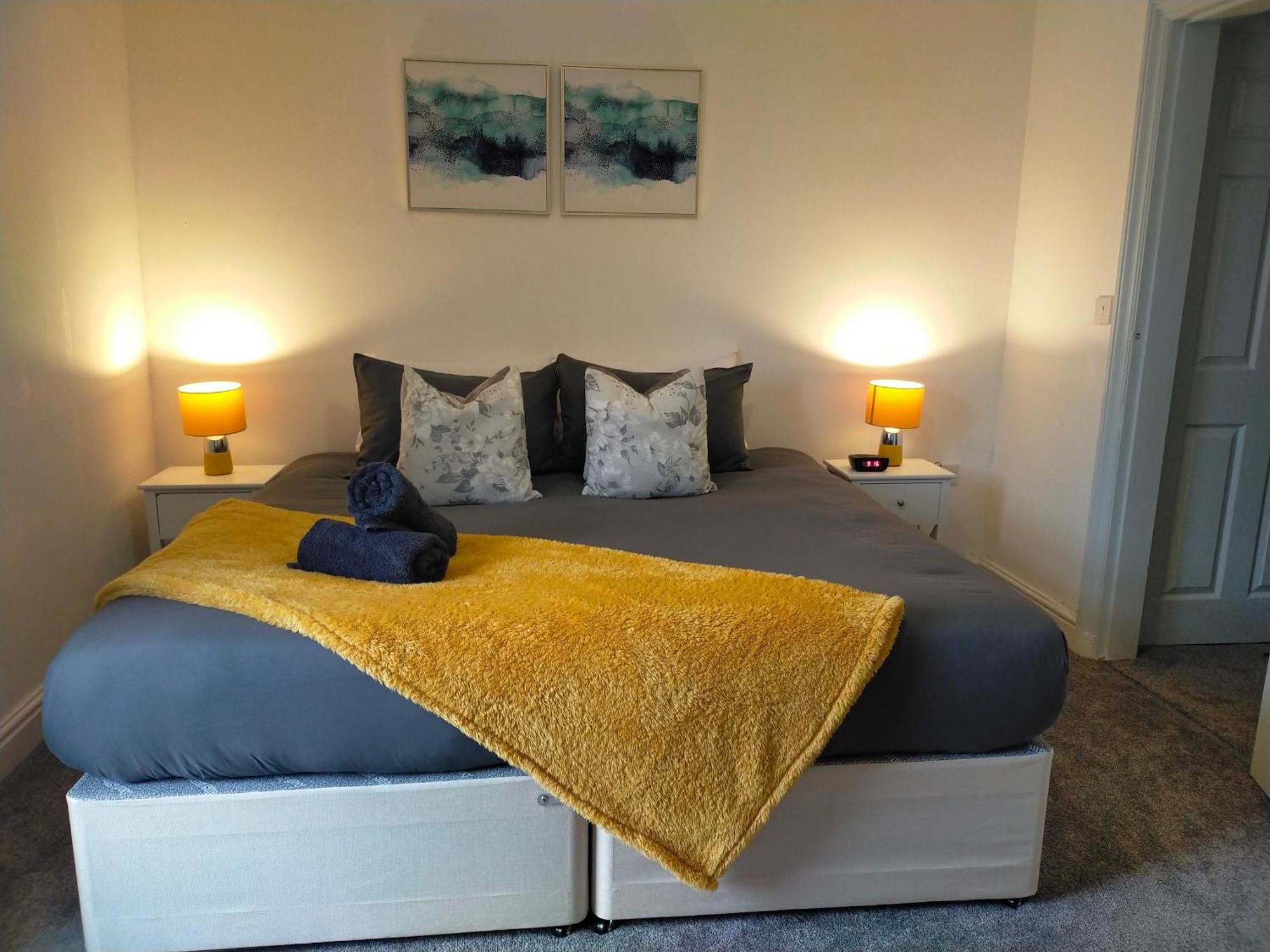 Newly Renovated 3 Bedroom House, 6 Beds With 2 Showers, Near Town Centre Сasa de vacaciones Lancaster